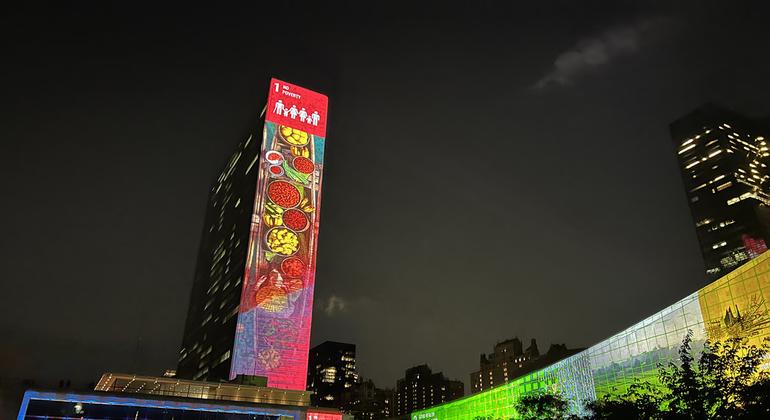 شهد مقر الأمم المتحدة في نيويورك ليلة يوم السبت عقد فعالية خاصة سلطت الضوء على قوة الرياضة في توحيد العالم والمساعدة في تحقيق أهداف التنمية المستدامة. تمت إضاءة المبني بألوان وشعارات الرياضة والأهداف العالمية للحث على اتخاذ إجراءات من أجل مستقبل أفضل لكو…